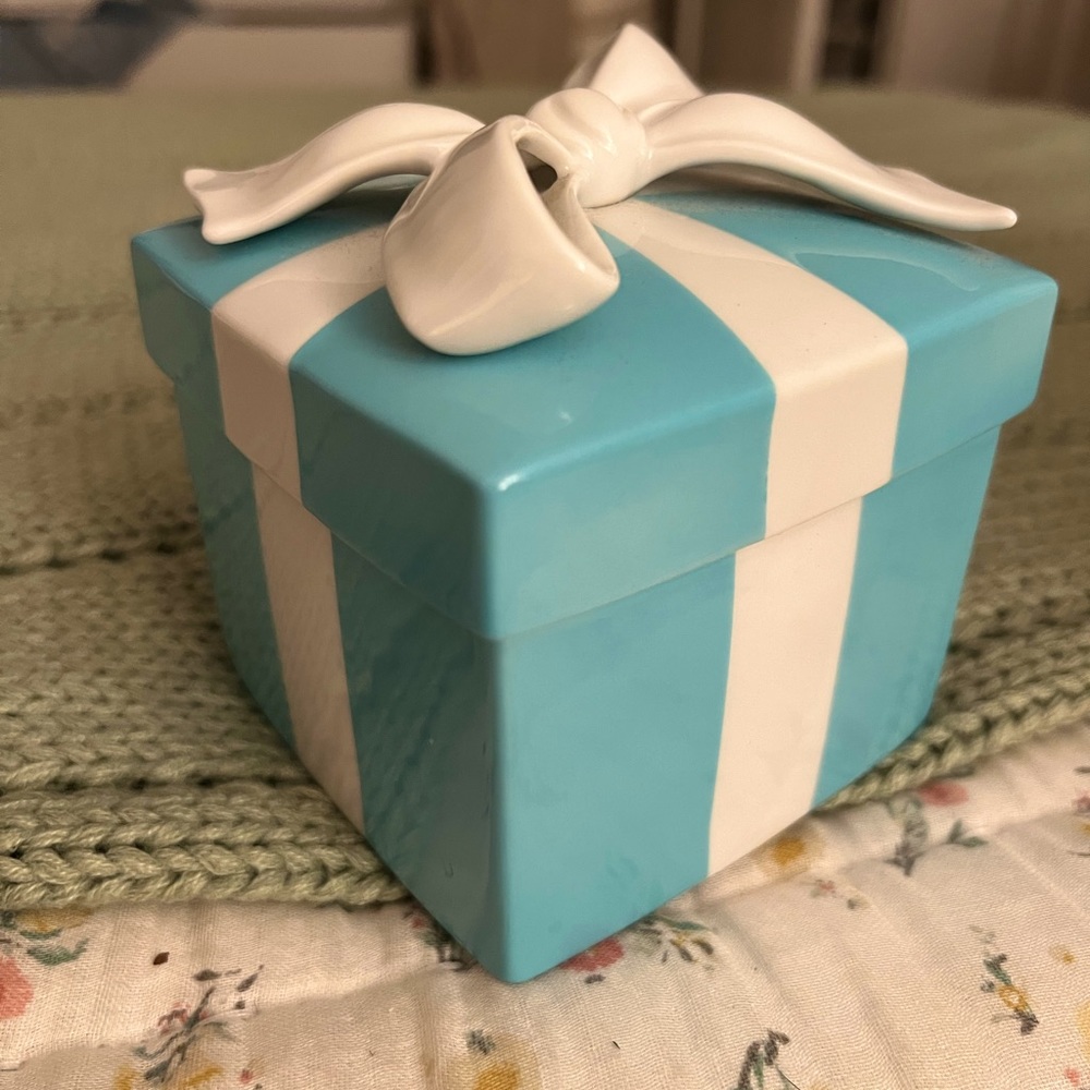 VINTAGE PORCELAIN TIFFANY AND CO JEWELRY BOX